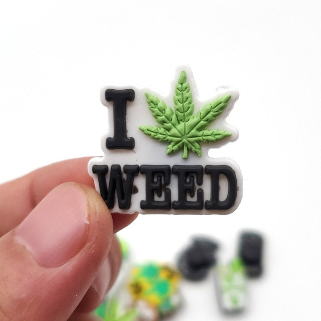 Hot 1pcs Cartoon weed PVC Shoe Charms Funny leaf Shoe Aceessories Fit women&#39;s croc Clogs Buckle jibz adult X-mas Party gifts